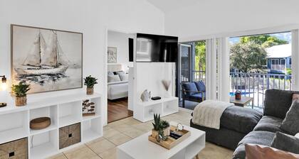 280D - Boca Retreat w/ Pool, Parking, Near Evert Tennis & Shops