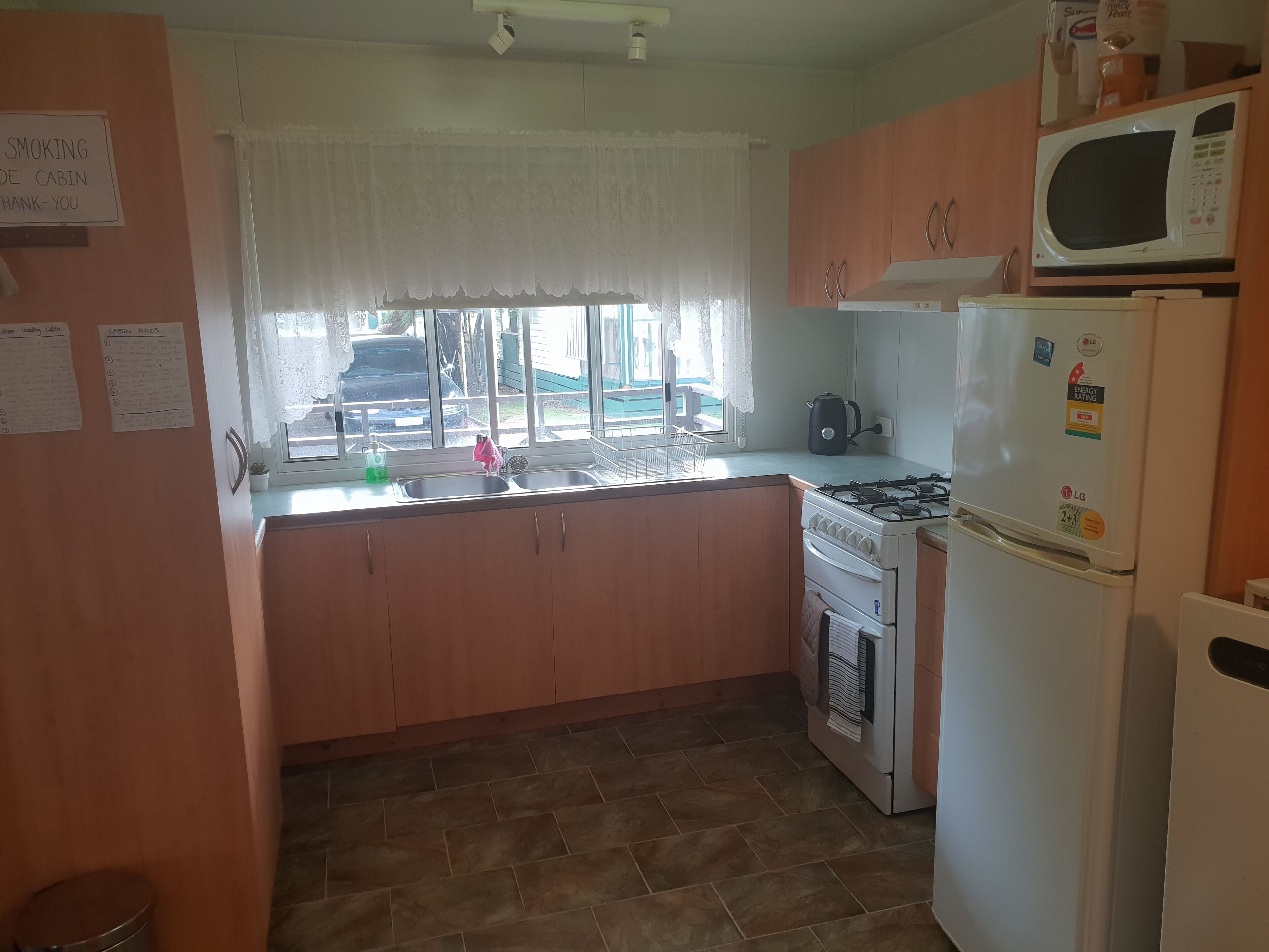 Réfrigérateur, micro-ondes, four, bouilloire électrique