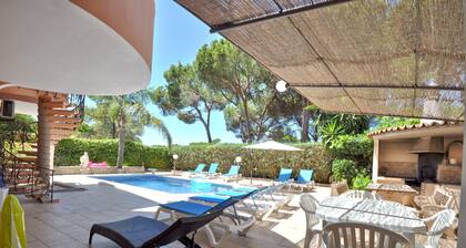 A Spacious Retreat with Prime Location, Private pool, snooker, free A/C & Wifi