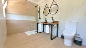 Combined shower/tub, hair dryer, bidet, towels