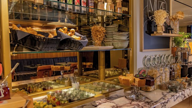 A breakfast buffet with various food items and beverages. - MUZE Hotel Düsseldorf - Handwritten Collection (Düsseldorf)