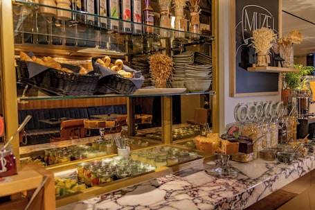 Desayuno buffet (EUR 16 por persona)