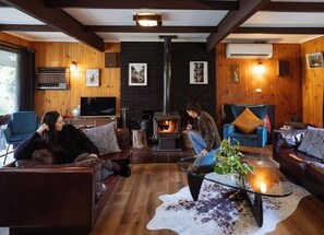 تلفزيون ذكي، مدفأة، كُتُب