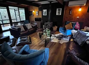 تلفزيون ذكي، مدفأة، كُتُب