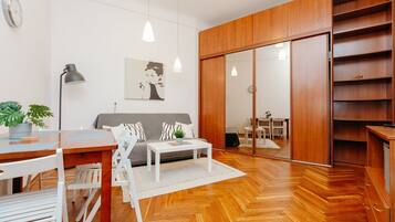 Comfort Apartment | Living room | Flat-screen TV