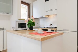 Microondas, horno, placa de cocina y tostadora