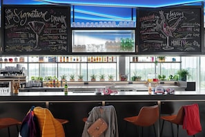 Bar (on property) - Moxy Cologne-Bonn Airport (Cologne)