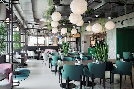 Restaurant. Moxy Cologne-Bonn Airport