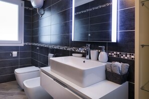 Shower, hair dryer, bidet, towels - Villa Sardinialfonso 2- private pool and sea view over the Gulf of Cagliari (Sardegna)