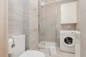 Departamento | Baño | Regadera, secadora de cabello, jabón, shampoo