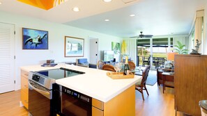 冷蔵庫、電子レンジ、オーブン、コンロ