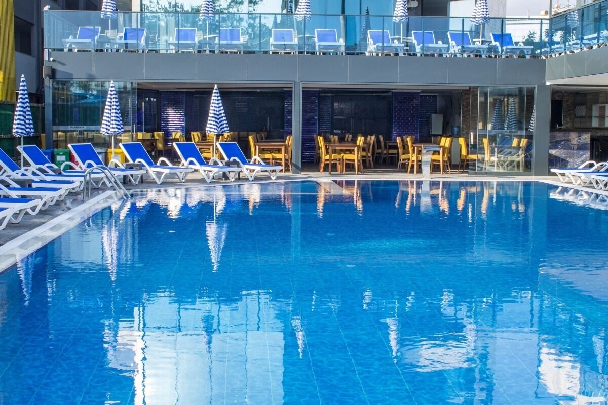 สระว่ายน้ำกลางแจ้งเปิดตามฤดูกาล