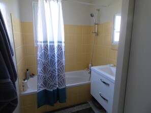 Bathtub, hair dryer, towels, soap - A bird's delight (Brem-sur-Mer)