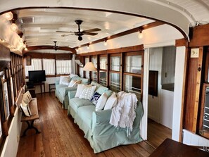 Een televisie en een dvd-speler