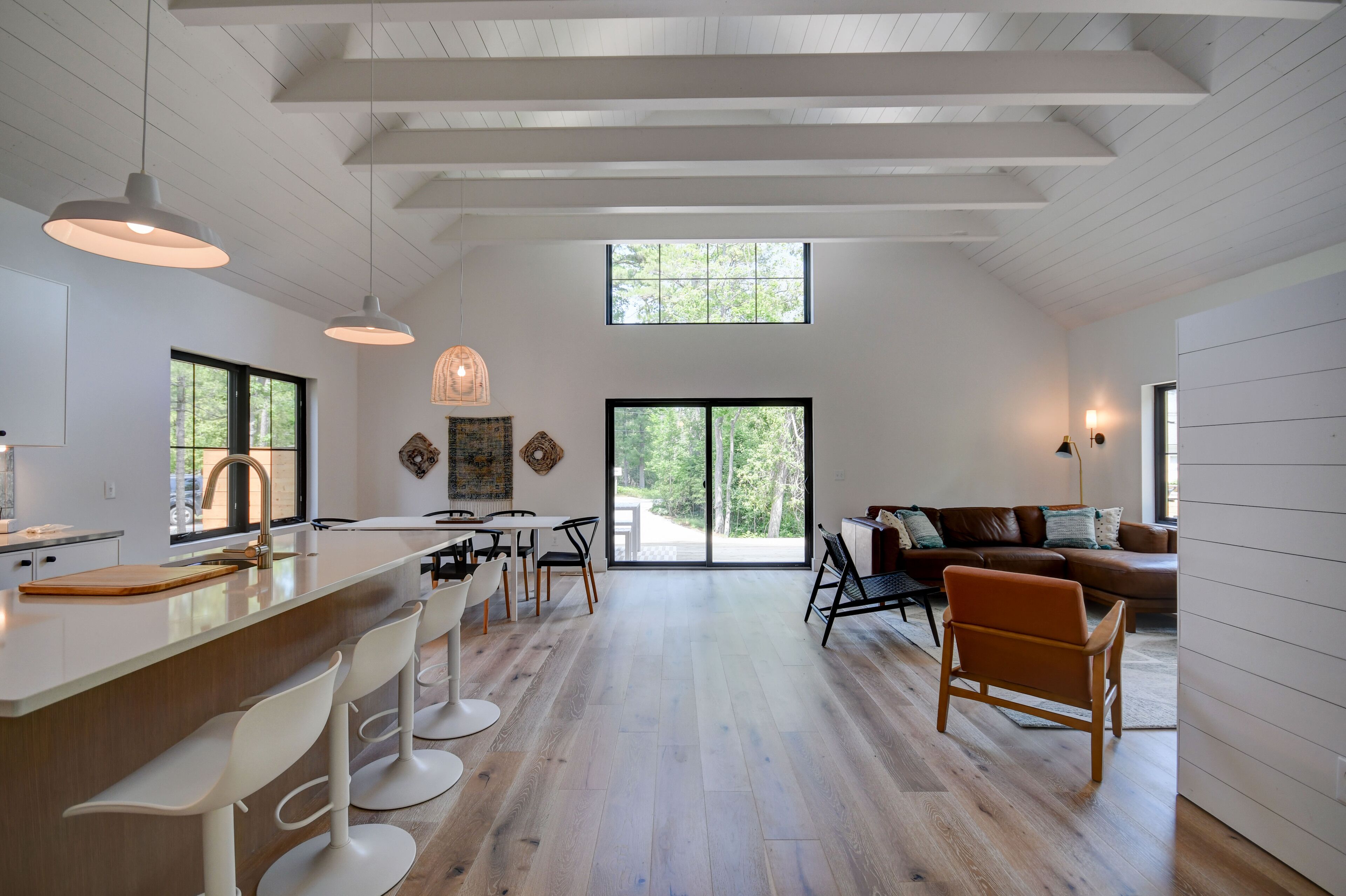 Modern home in Glen Arbor. Steam shower. Walk to lake. Air conditioning.