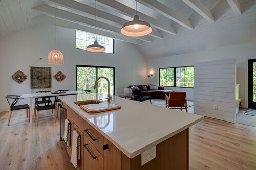 Modern home in Glen Arbor. Steam shower. Walk to lake. Air conditioning.