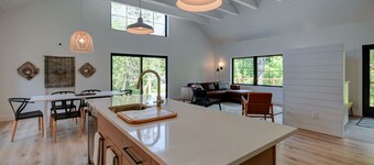Modern home in Glen Arbor. Steam shower. Walk to lake. Air conditioning.