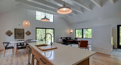 Modern home in Glen Arbor. Steam shower. Walk to lake. Air conditioning.