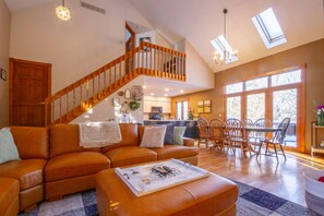 Smart TV, fireplace, foosball, stereo - Cozy Retreat at The Nest | Hot Tub | Fireplace🔥| Shuffleboard | Dog-Friendly 🐶 (Galena)