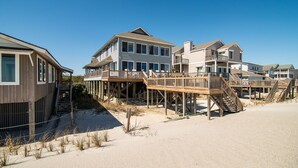 Una propiedad frente al mar con varias casas conectadas por pasarelas de madera.
