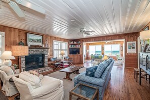 TV, DVD player, books - Willcox Dotterer House on Pawleys Island, 5 Bed 4.5 bath, (Pawleys Island)