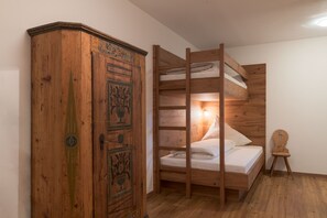 3 dormitorios, cuna de viaje, wifi gratis y ropa de cama