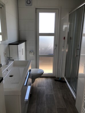 Dusche, Haartrockner, Handtücher, Toilettenpapier