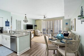 TV - Beachfront 2BR+BUNK Decorated! Shores of Panama (Pa)