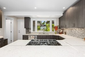 Jääkaappi, mikroaaltouuni, uuni, liesi