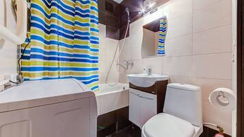 Apartment | Badezimmer | Badewanne, Haartrockner