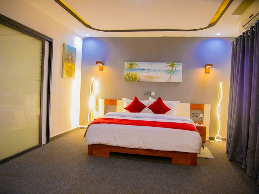 Suite – president, 1 kingsize-seng, sjøutsikt | Senger med overmadrass, minibar, safe på rommet og skrivebord