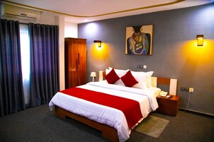 Camera Premium, vista piscina | Materassi a doppio strato, minibar, una cassaforte in camera