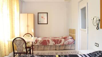 Standard Single Room | Laptop workspace, soundproofing, iron/ironing board, WiFi (free)