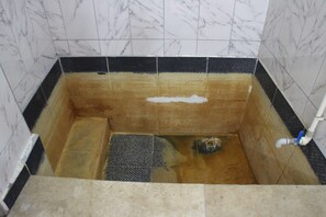 Standard Single Room | Bathroom | Bathtub, spring water tub, free toiletries, hair dryer - Karaca Termal Pansiyon (Denizli)