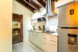 Fridge, microwave, stovetop, coffee/tea maker