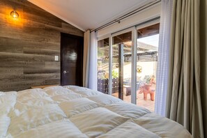 1 habitación, escritorio, tabla de planchar con plancha y cuna de viaje