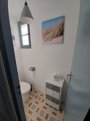 Douche, sèche-cheveux, bidet