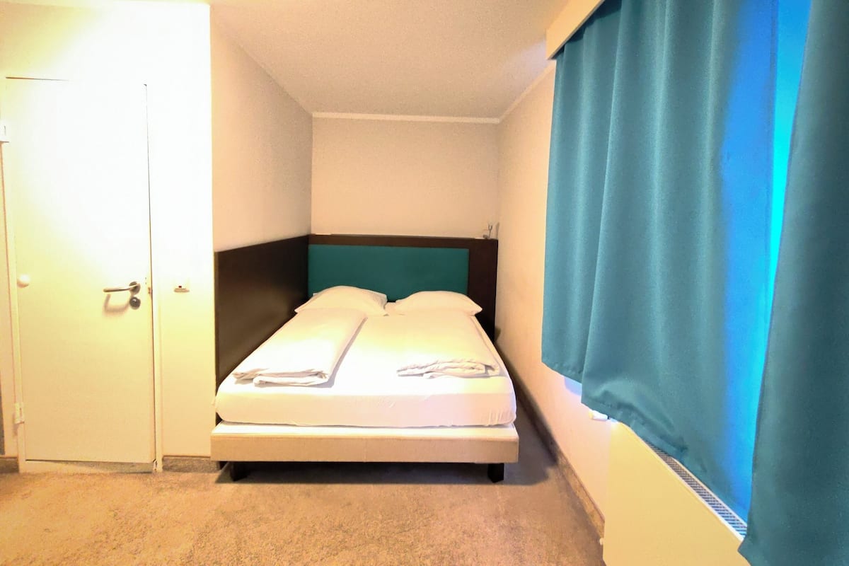 Quarto casal standard | Escrivaninha, cortinas blackout, berços (sobretaxa), Wi-Fi de cortesia