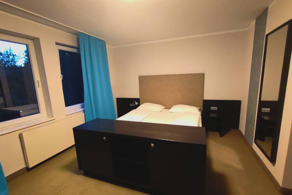 Quarto casal família | Escrivaninha, cortinas blackout, berços (sobretaxa), Wi-Fi de cortesia