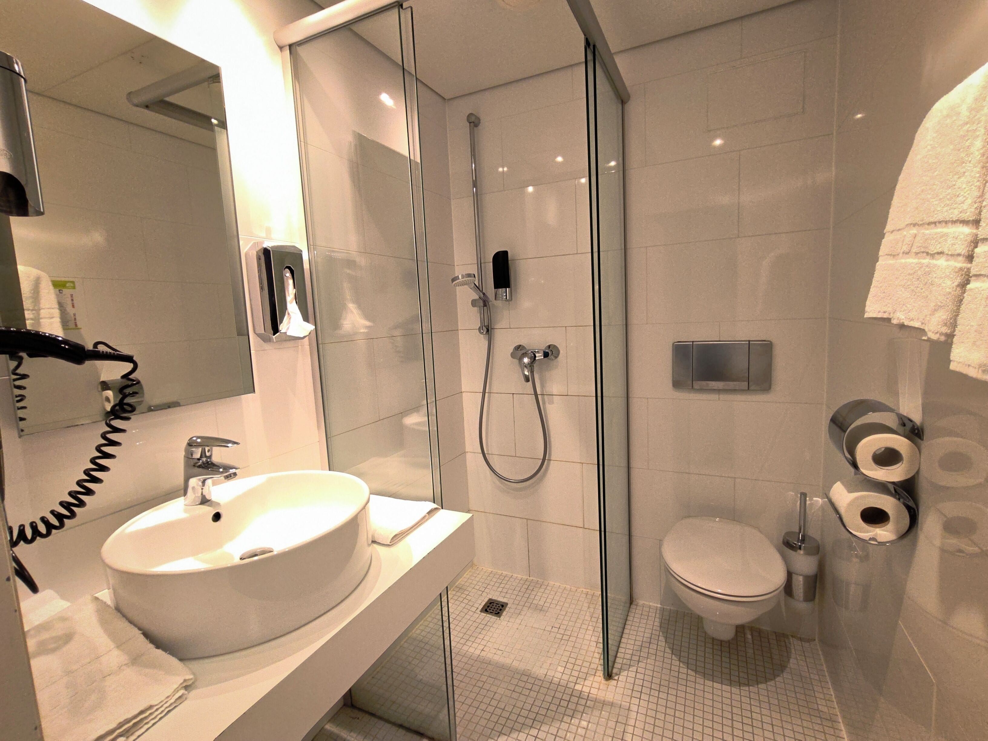 Doppelzimmer | Badezimmer | Dusche, kostenlose Toilettenartikel, Haartrockner, Handtücher