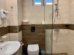 Dusche, Haartrockner, Handtücher, Seife