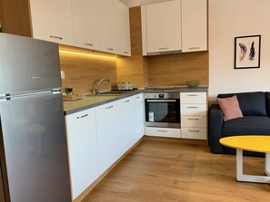 Kühlschrank, Wasserkocher mit Kaffee-/Teezubehör, Wasserkocher