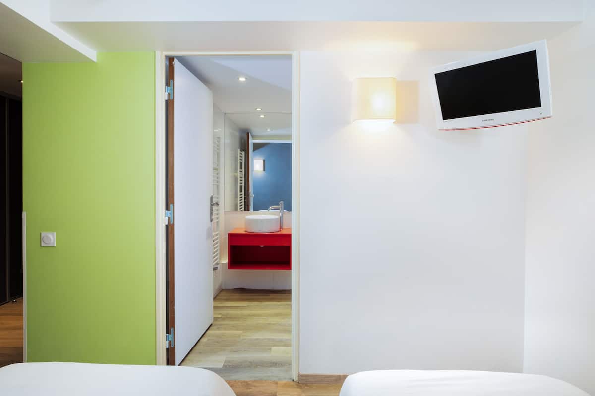 In-room safe, free WiFi, bed sheets