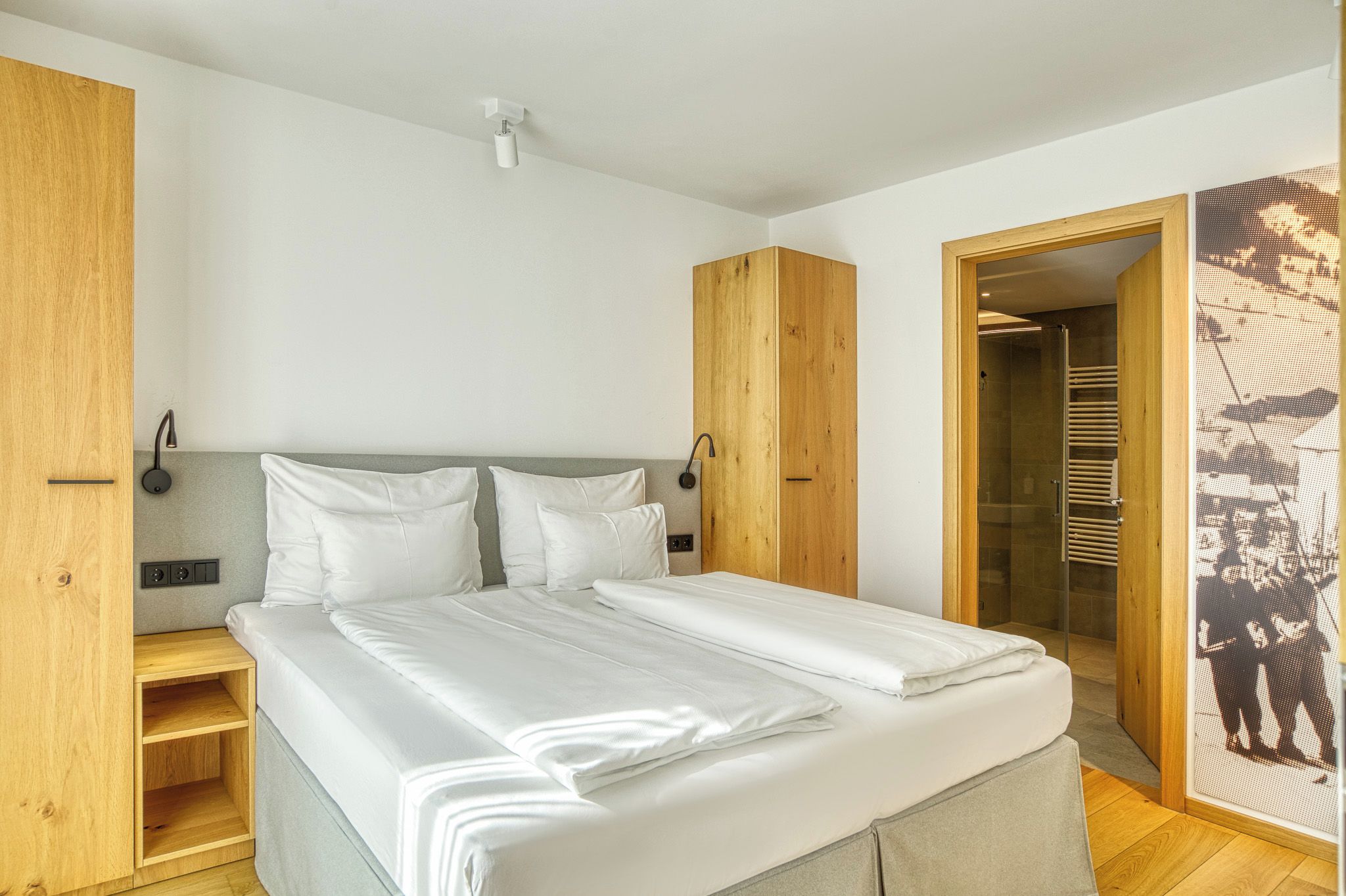 Un dormitorio moderno con una cama grande, cabecero de madera y un vestidor.