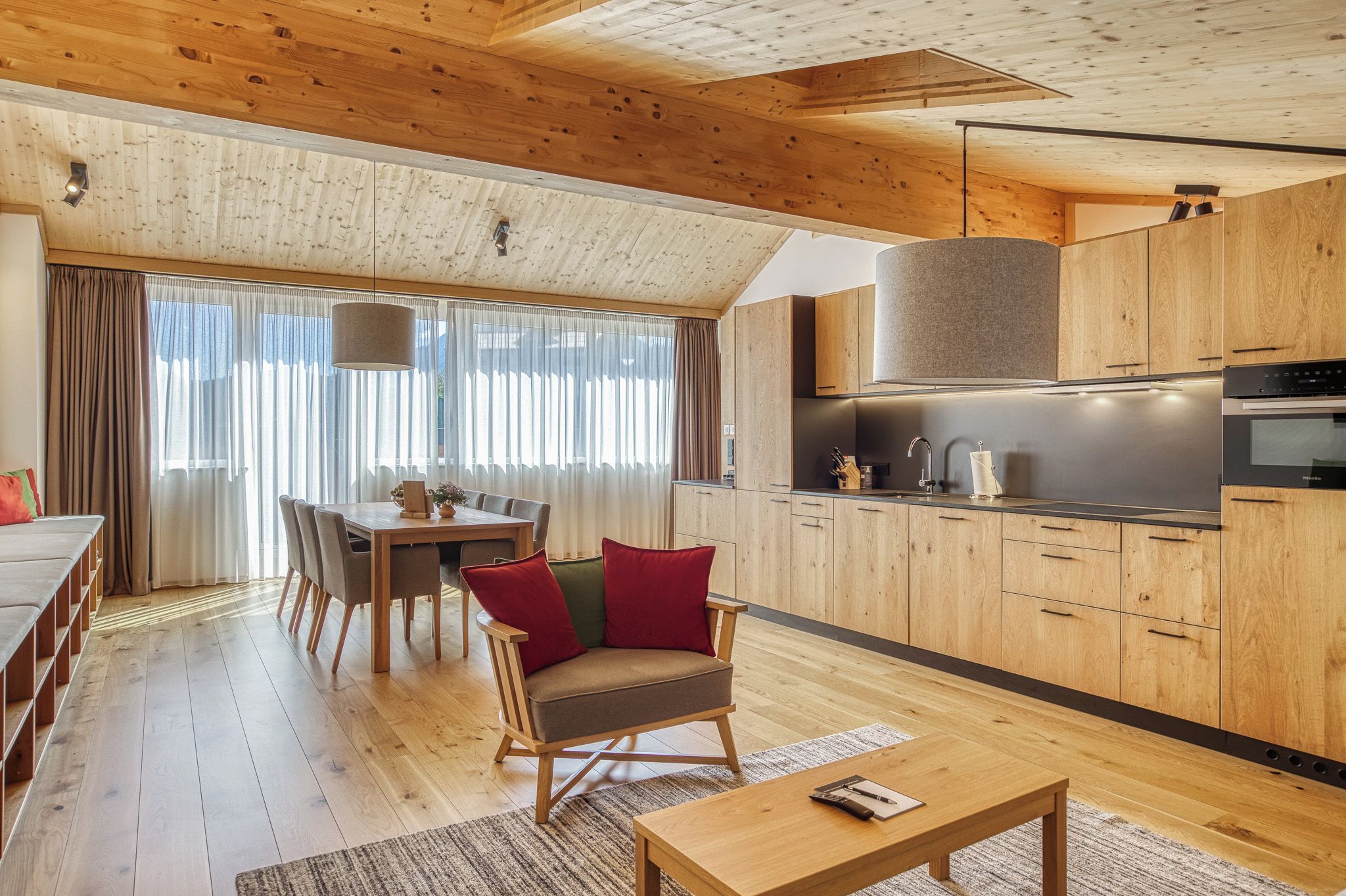 Una cocina moderna con armarios de madera y un horno empotrado.