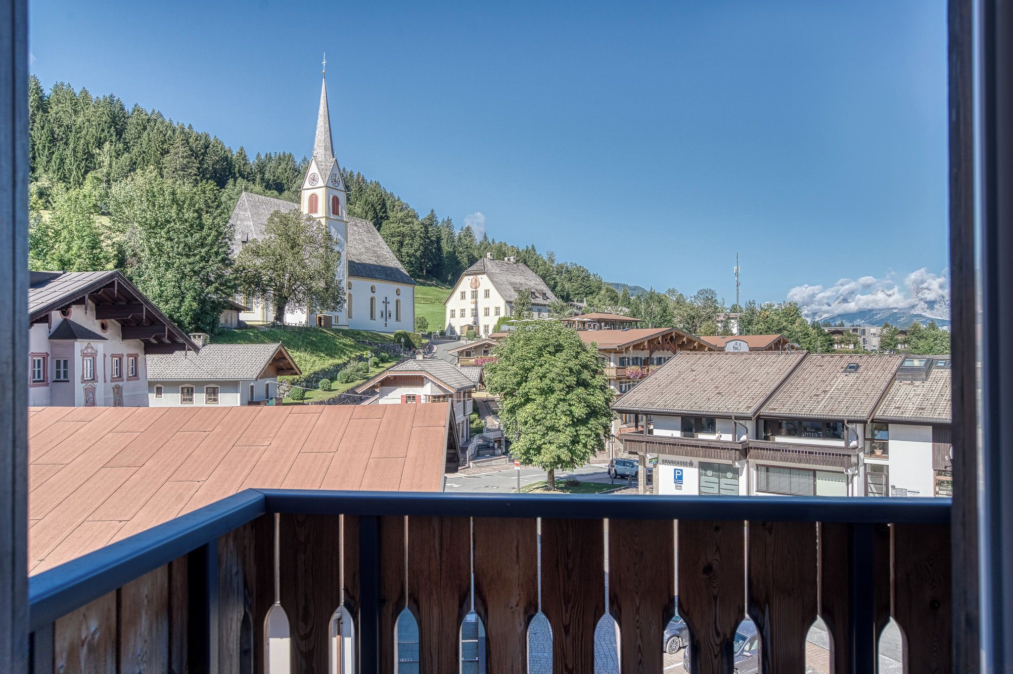 Une ville qui se distingue par son église imposante, ses immeubles d’habitation et la vue qu’elle offre sur une chaîne de montagnes.