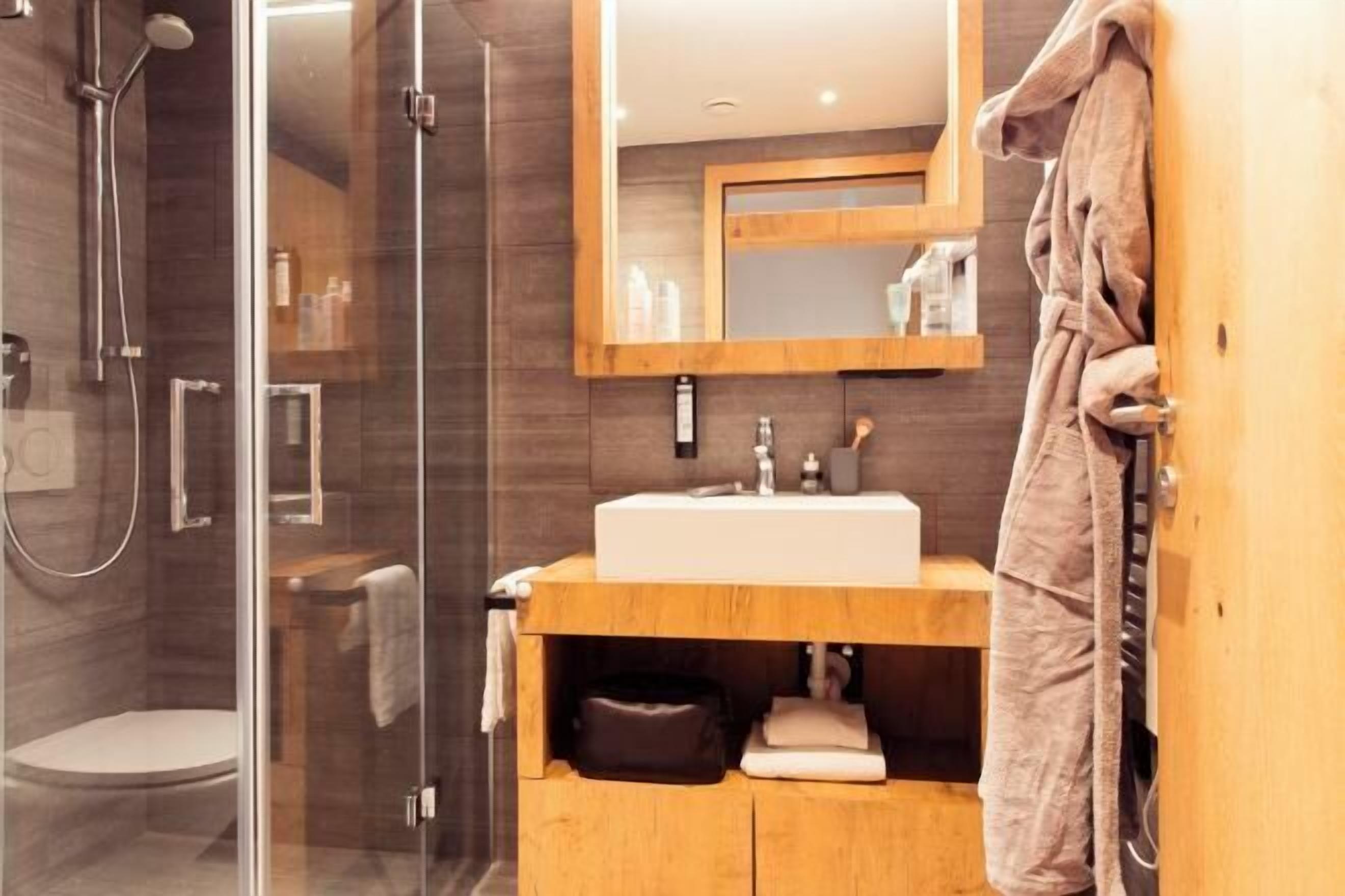 Caja de seguridad en la habitación y decoración personalizada 