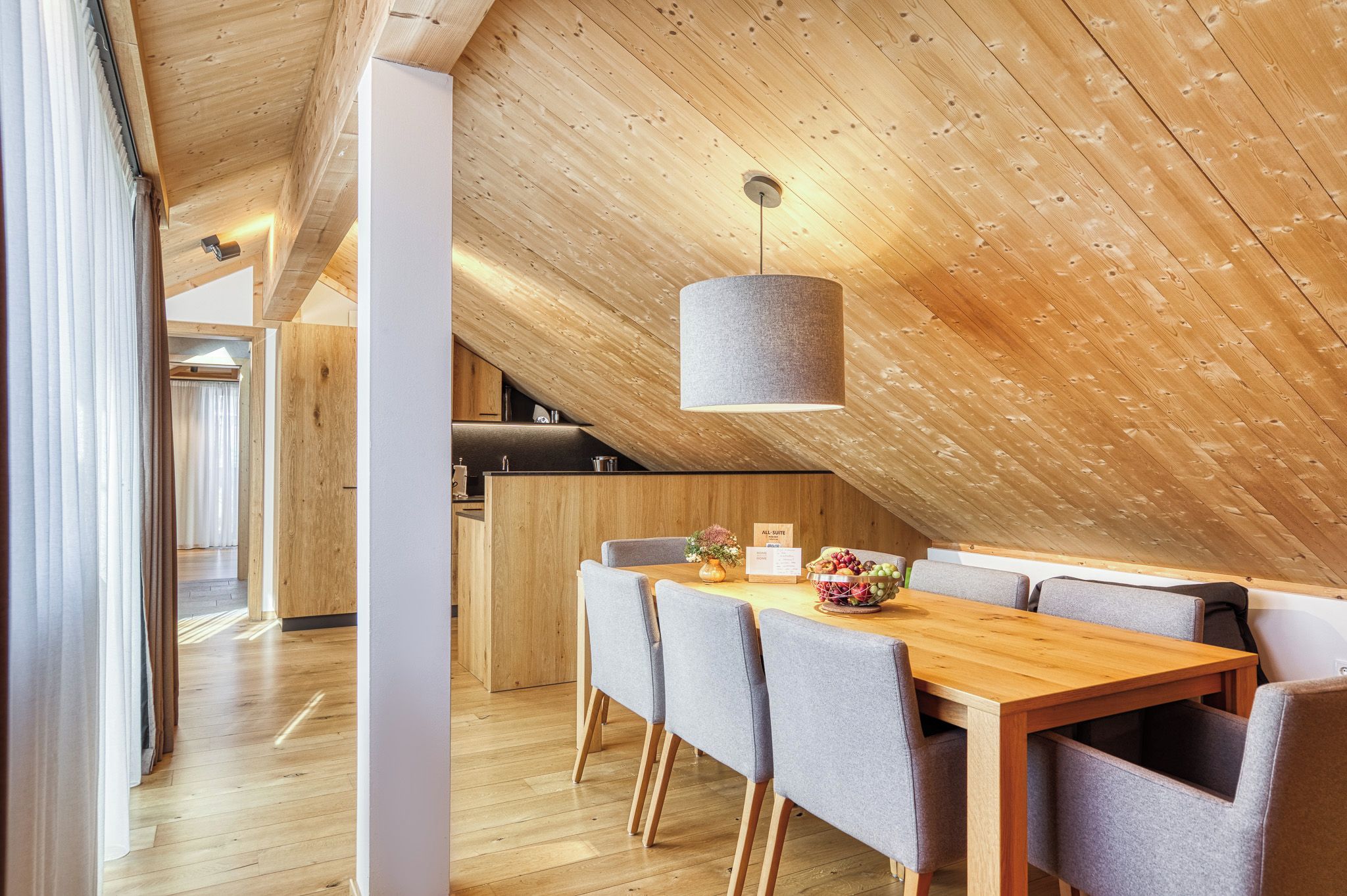 Una cocina moderna con armarios de madera y una isla central.