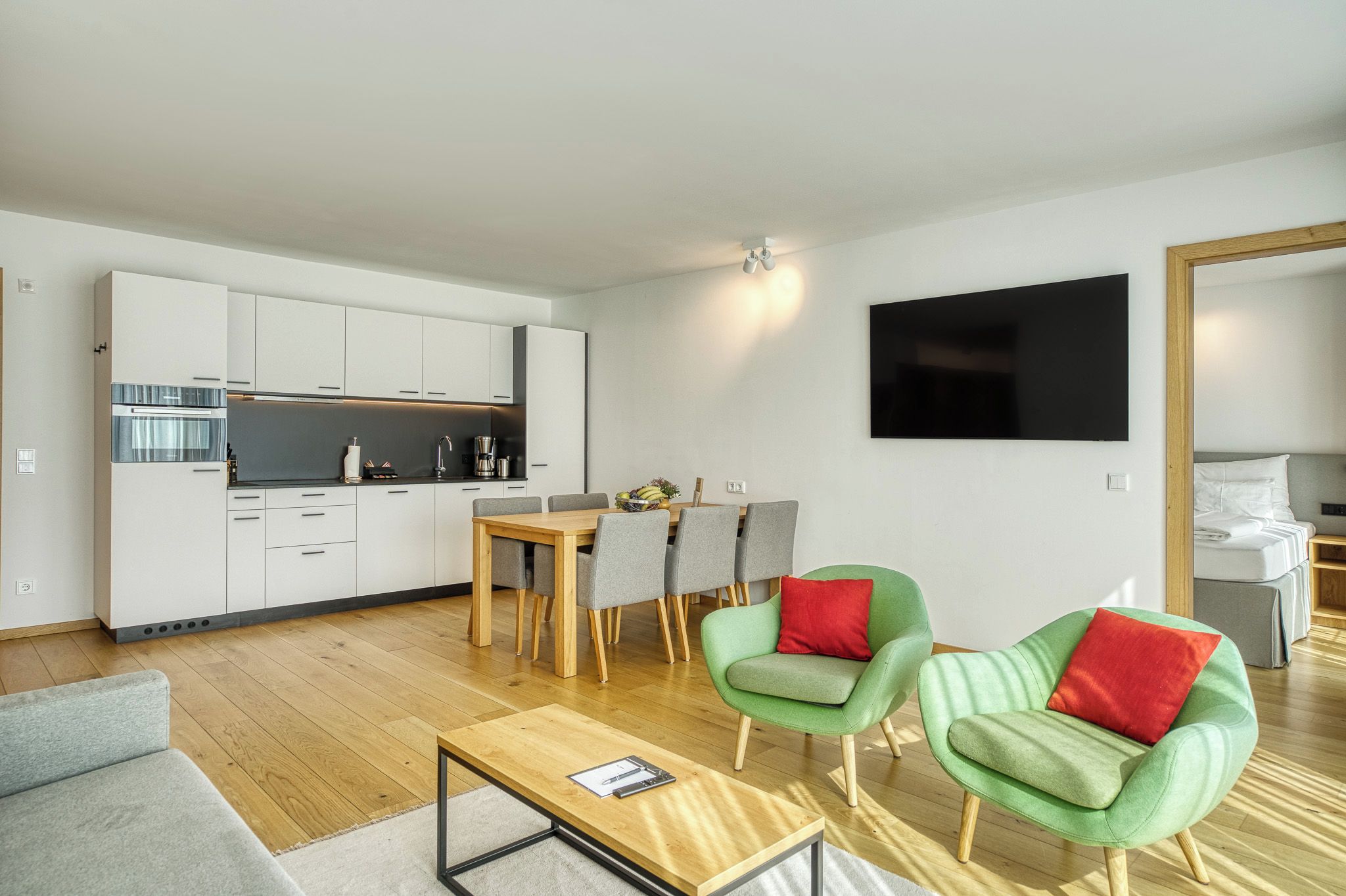 Een modern appartement met een keuken, eetruimte en woonkamer.