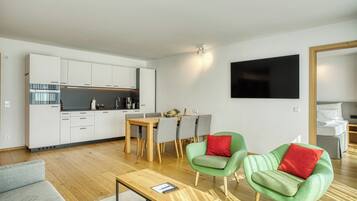 Een modern appartement met een keuken, eetruimte en woonkamer.